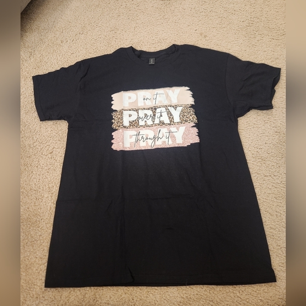 Womens Black Short Sleeved T Shirt Pray Church Religious Size L Gildan #E118